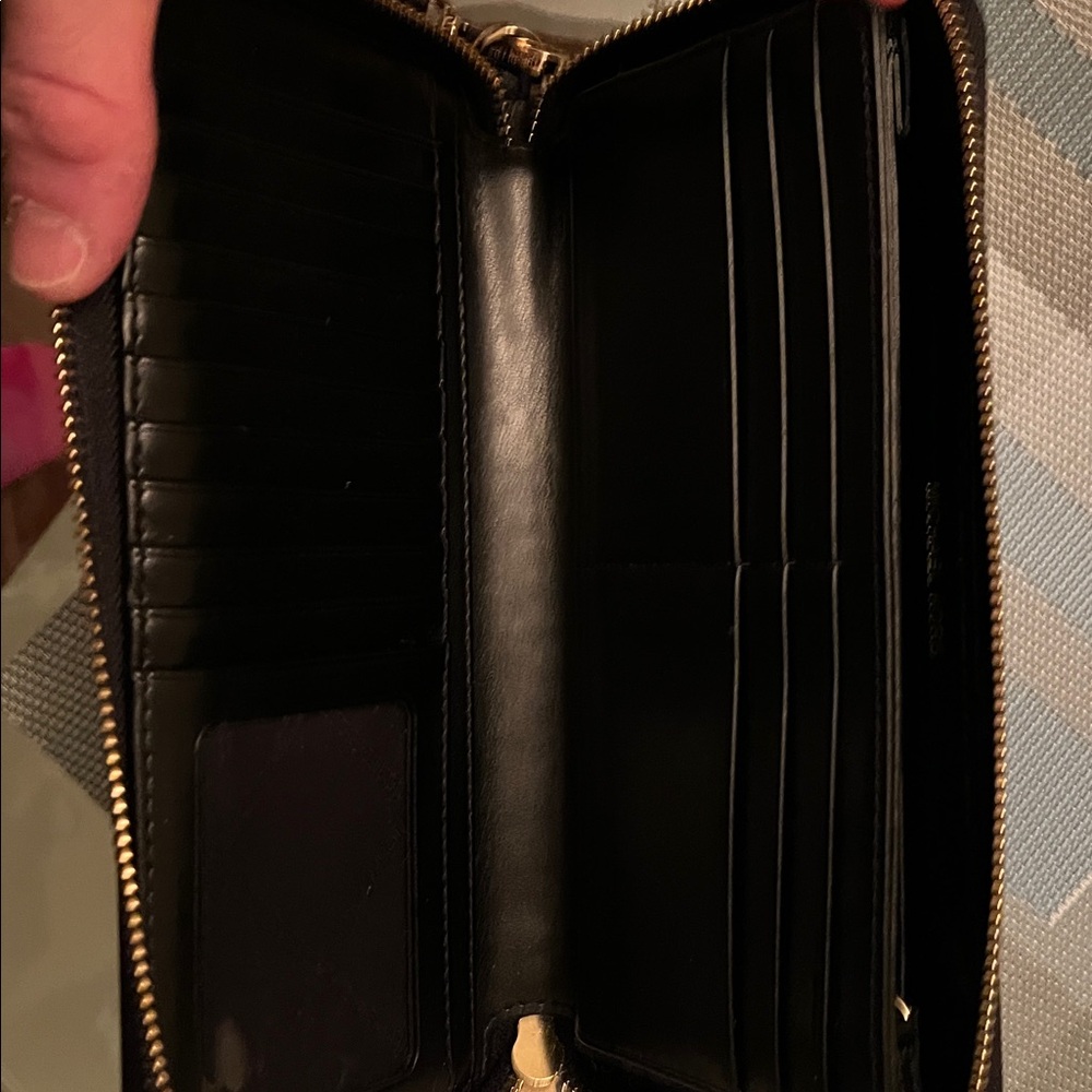 Michael Kors Jet Black Zip-Around Wallet new - Picture 2 of 4